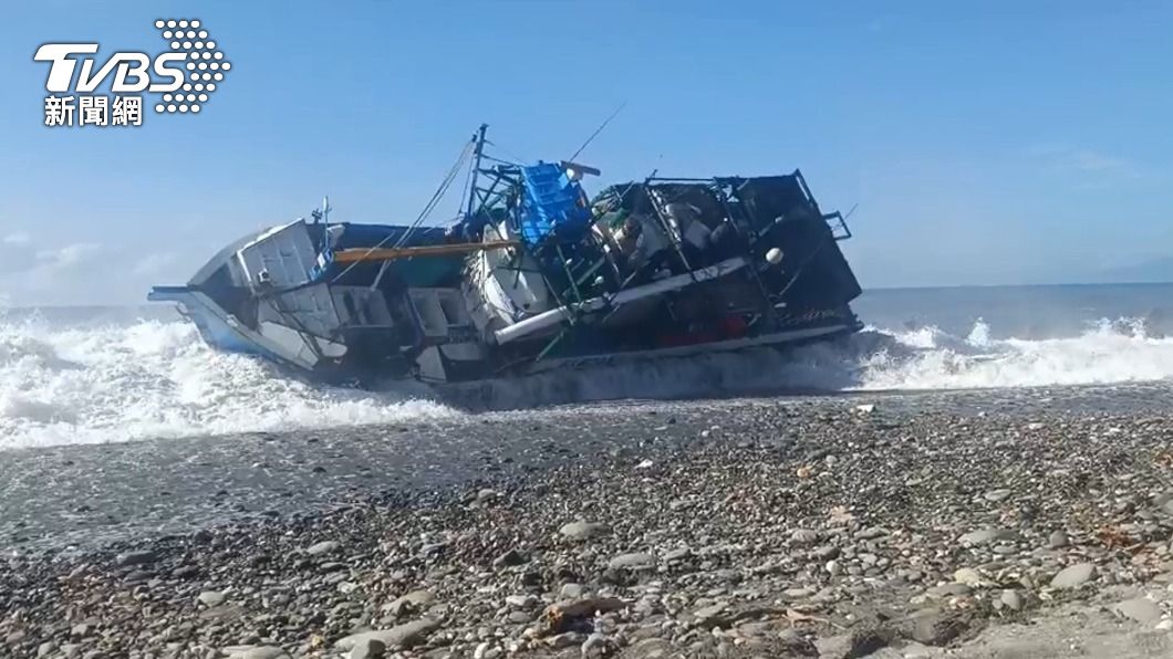 漁船「金鴻益號」遭大浪沖到沙灘上擱淺。（圖／中央社）