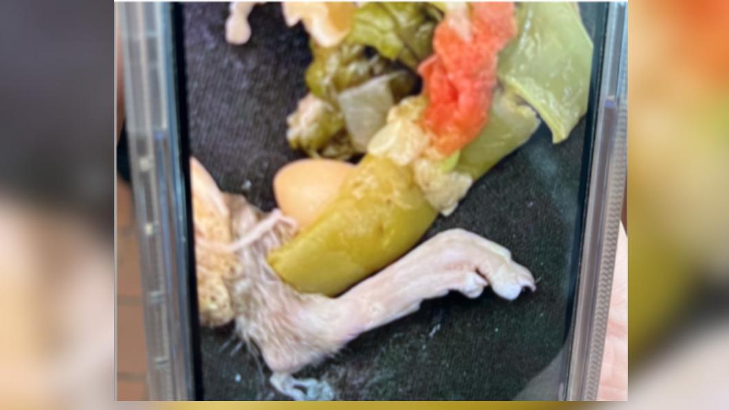 男子在蔬菜湯中發現「有毛老鼠腳還帶爪」（圖／翻攝自紐約郵報）