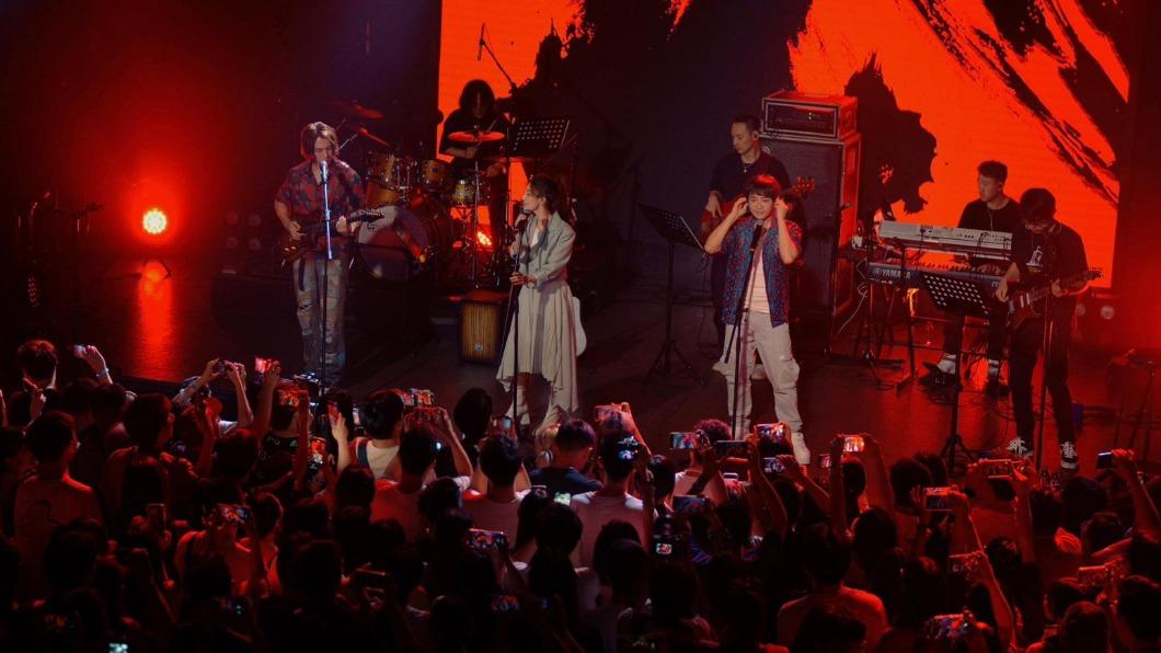 南拳媽媽結束溫州場演出後，趕回台參加中信兄弟的活動。（圖／翰森娛樂提供）