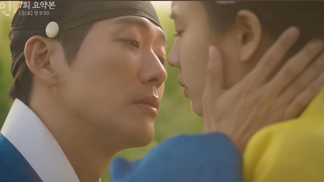 最新一集中，南宮珉終於跟安恩真接吻。（圖／翻攝自MBC Drama YouTube）