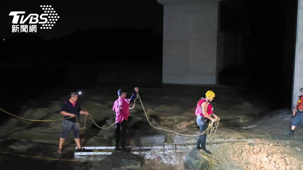 竹山清水溪下高速公路陸橋下有釣客受困。（圖／中央社）