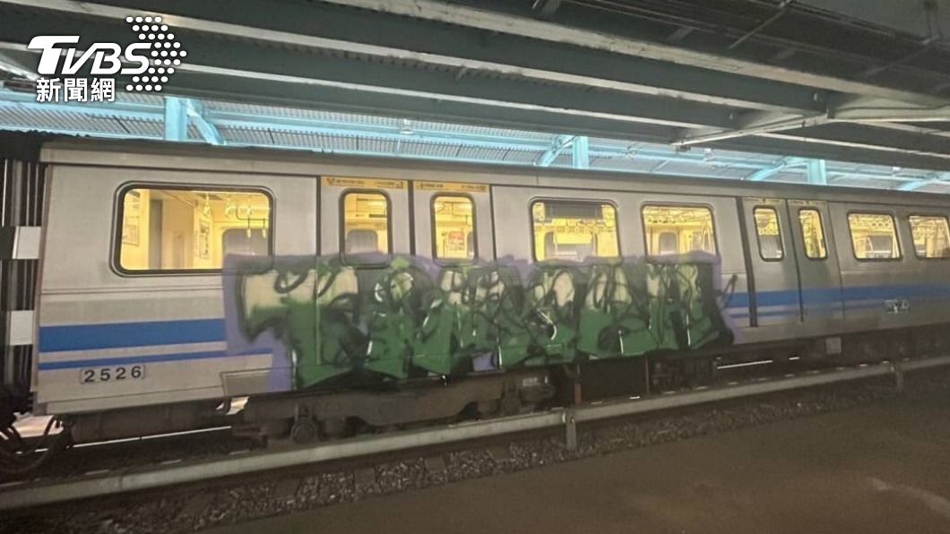 台北捷運列車遭塗鴉。（圖／TVBS）