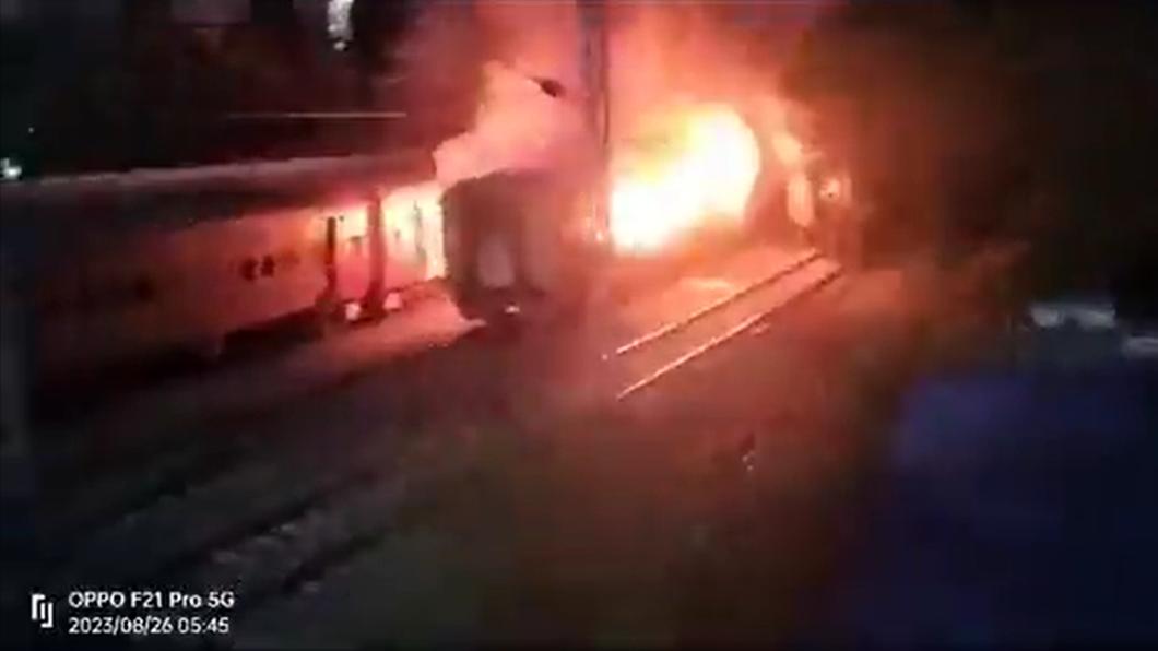 一輛印度旅遊專列火車發生氣爆，大火將車廂燒成廢鐵，也造成10人喪命。（圖／翻攝自推特@timesofindia）