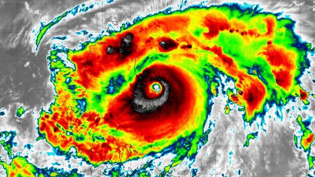 「小鋼炮」蘇拉的颱風眼清晰可見。（圖／翻攝tropicaltidbits）