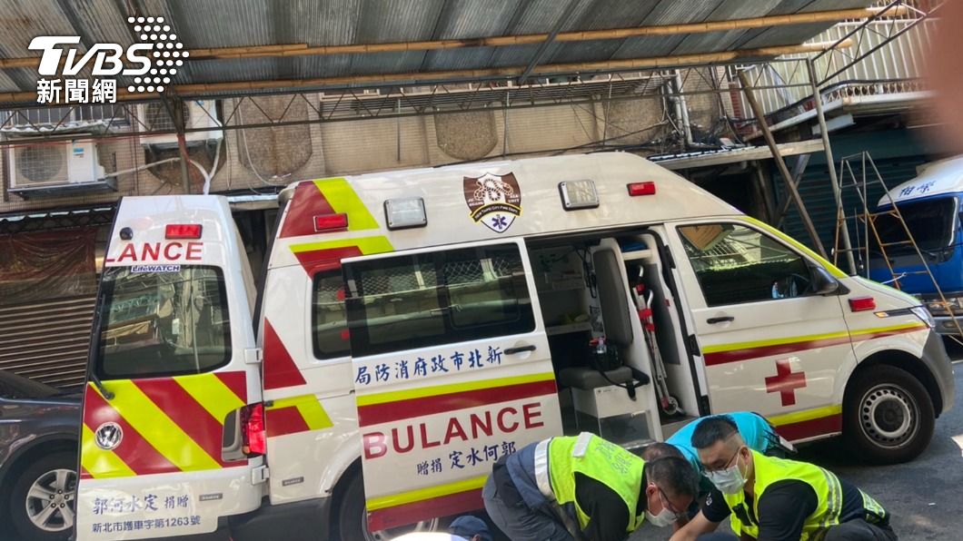 男子從2樓墜落緊急送醫救治。（圖／TVBS）