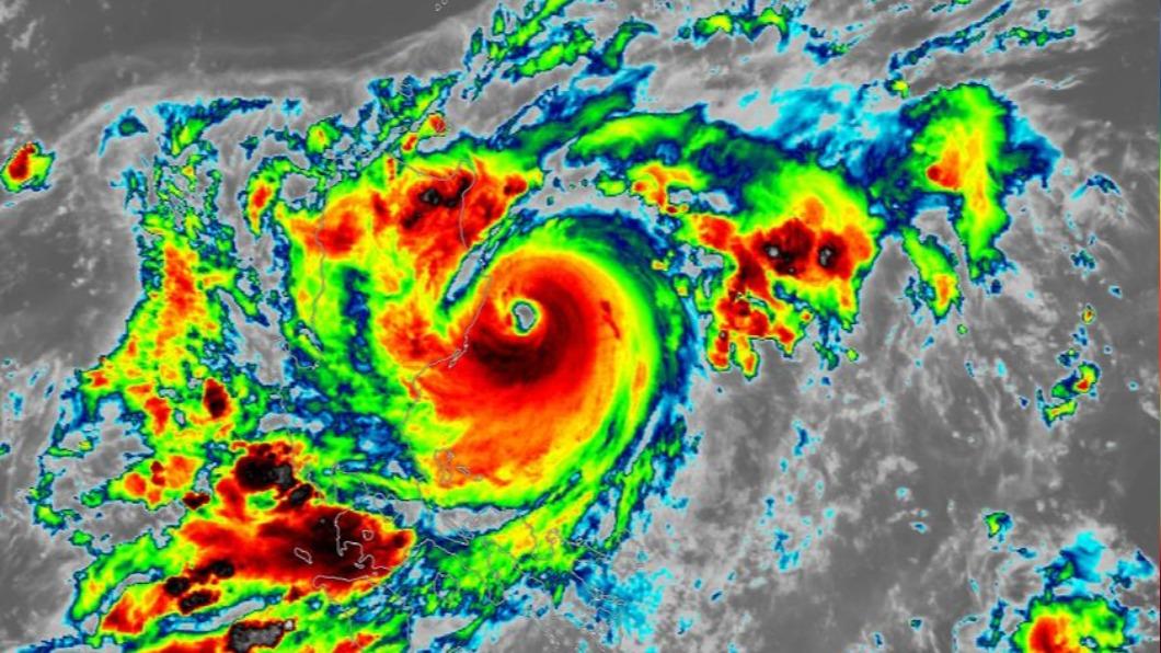 目前颱風蘇拉持續增強中，不排除會達到「強颱中段班」。（圖／翻攝自台灣颱風論壇｜天氣特急 臉書粉專）