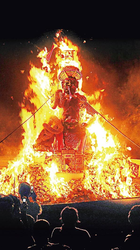 活動最後，廟方將會把22.4萬金紙製成的串金全數懸掛在大士爺金尊上後，連同紙糊大士爺金尊一併燒化。（圖／龍湖廟提供）