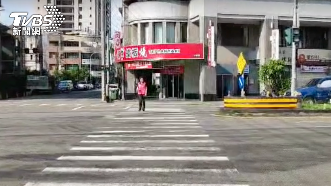 張芬郁實測發現需快步走感覺有些吃力。(圖/市議員張芬郁提供)