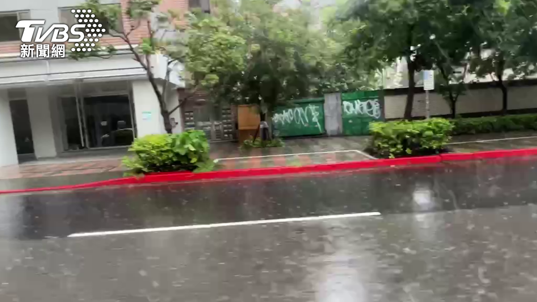 台北市午後降下大雨。（圖／TVBS）