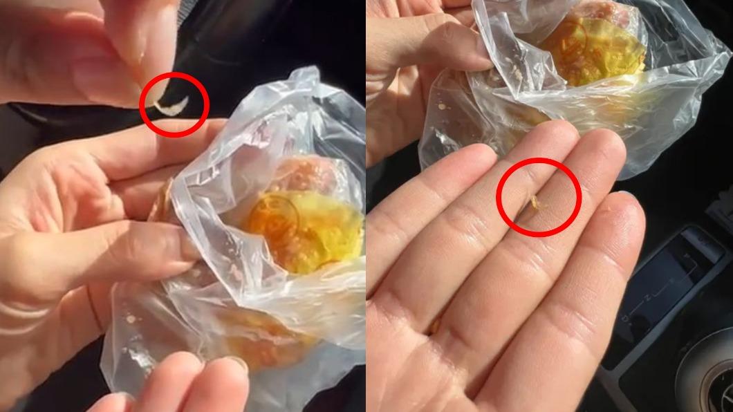 網友發現蛋黃酥裡藏指甲。（圖／翻攝自Dcard）