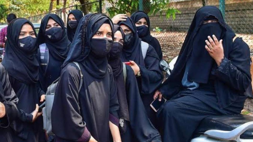 法國宣布禁止學生在公立學校穿著穆斯林長袍。（圖／翻攝自Twitter@MithilaWaala）