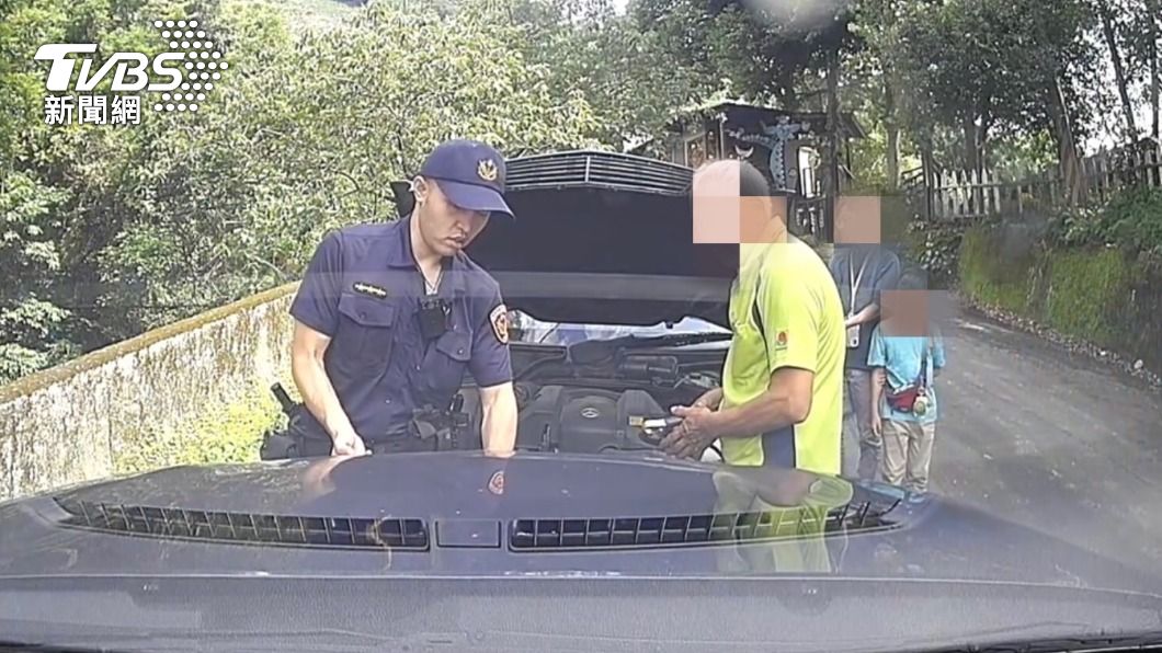 A Taichung policeman and a restaurant owner helped jump-start a family’s car in the mountains. (TVBS Policeman saves stranded family with patrol car jump-start 