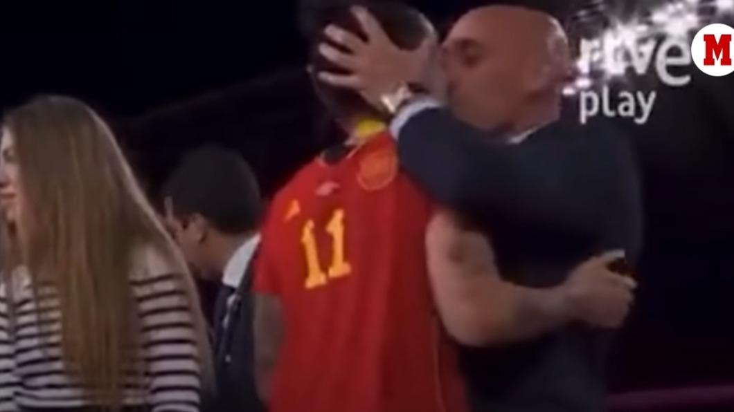 西班牙足協主席盧比亞雷斯，在世界盃女足頒獎典禮上，疑似「強吻」隊員遭各界抨擊。（圖／翻攝自MERCA新聞影片）