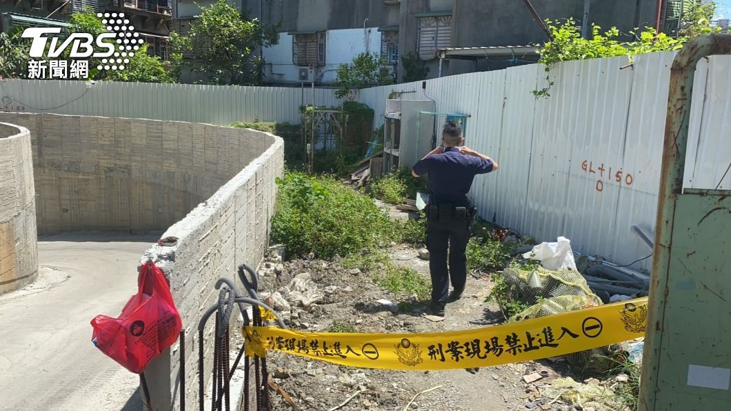 工地後方水溝驚見無名屍，警方拉起封鎖線調查。（圖／TVBS）