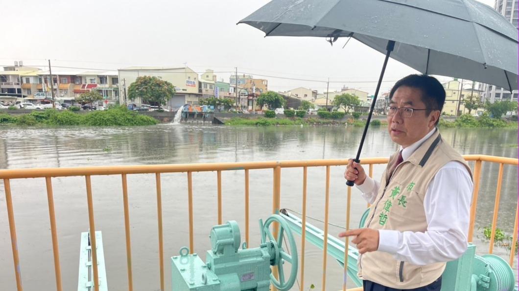 Tainany City Mayor Huang Wei-che mulls shutting businesses, schools as typhoon approaches. (TVBS New Tainan mulls halting businesses, schools as typhoon nears