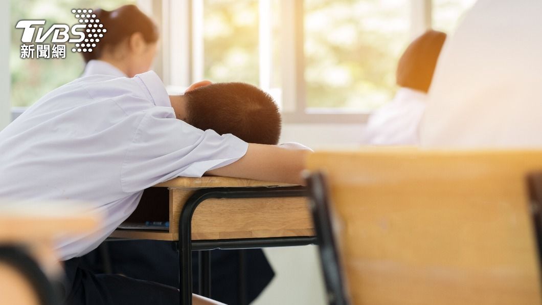 廣東一所學校向家長收取午休費，連趴睡都得繳1學期200元人民幣的費用，讓家長感到不滿。（示意圖／shutterstock達志影像）