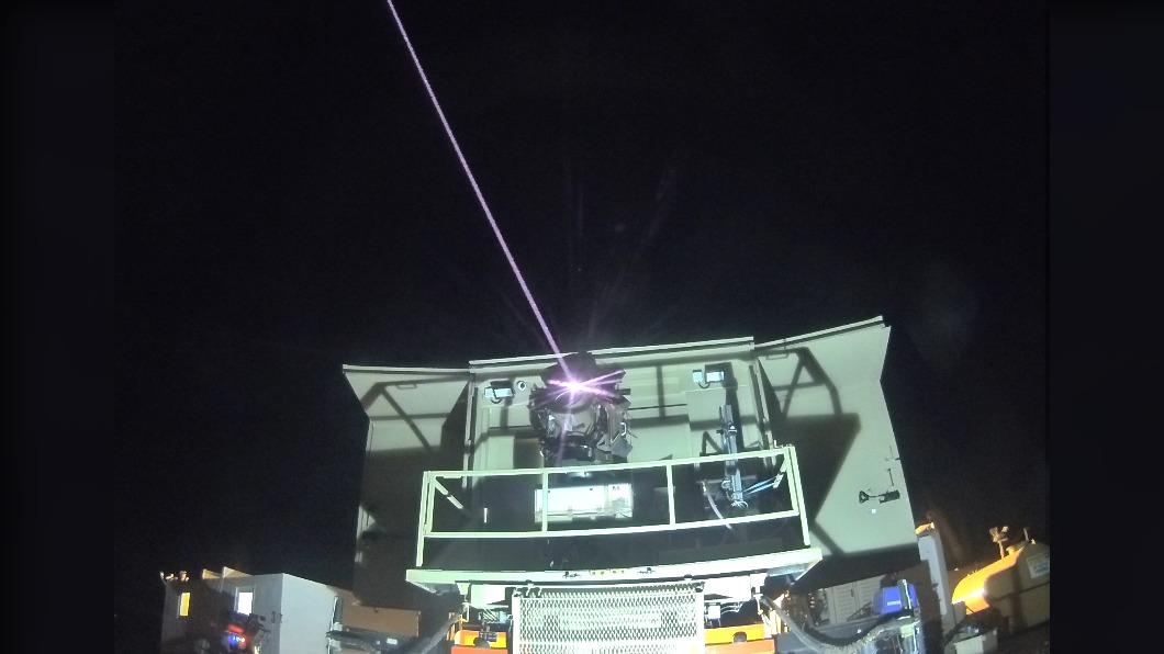 以色列新型鐵梁防空系統，利用雷射光束擊落入侵的無人機或火箭彈。（圖／翻攝自以色列國防部）