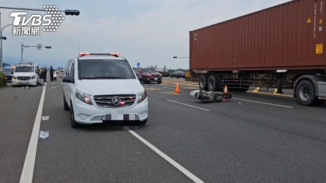 屏東戰備道29日中午發生救護車與機車事件。（圖／TVBS）