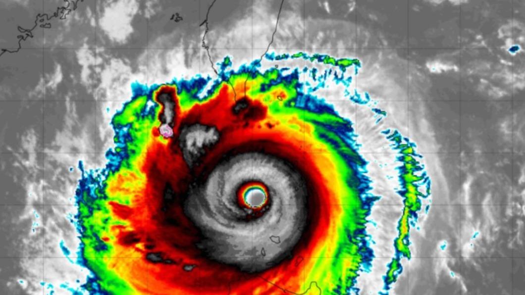 颱風蘇拉昨（29）日晚間23時30分轉為強烈颱風。（圖／翻攝tropicaltidbits）