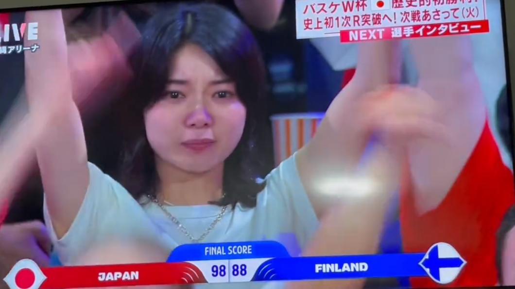 日本男籃世界盃場邊一位加油團正妹眼眶泛紅的模樣讓網友直呼「根本是赤木晴子」。（圖／翻攝自@0000_3939推特）