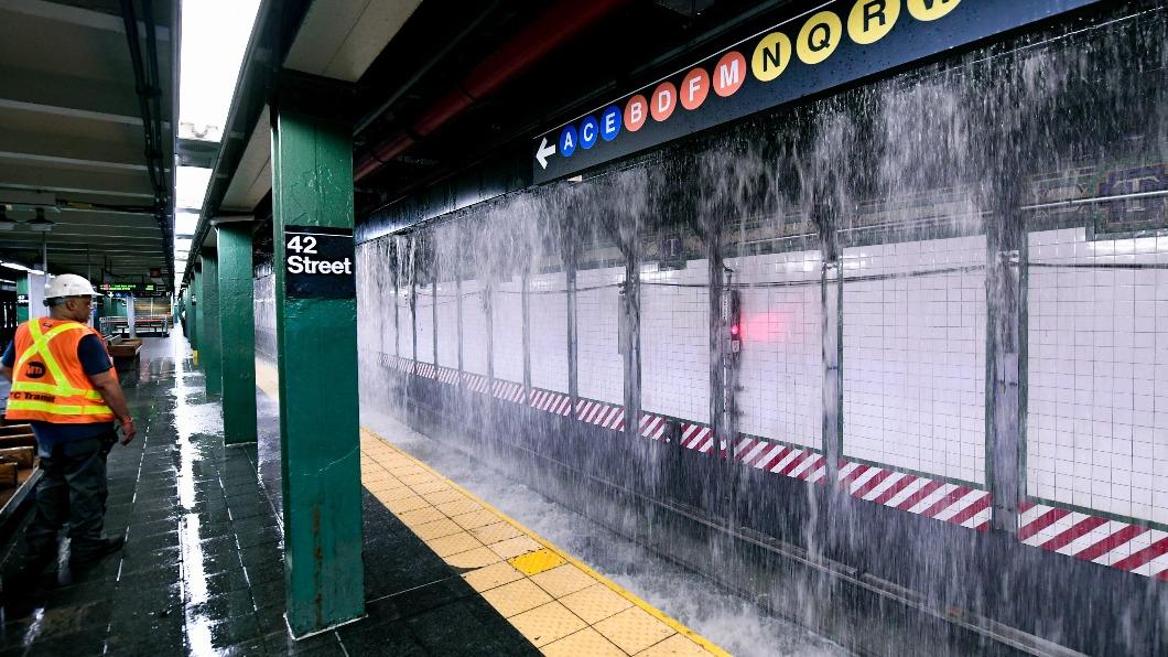 大量的水直接灌進月台。(圖／翻攝自X@MTA)
