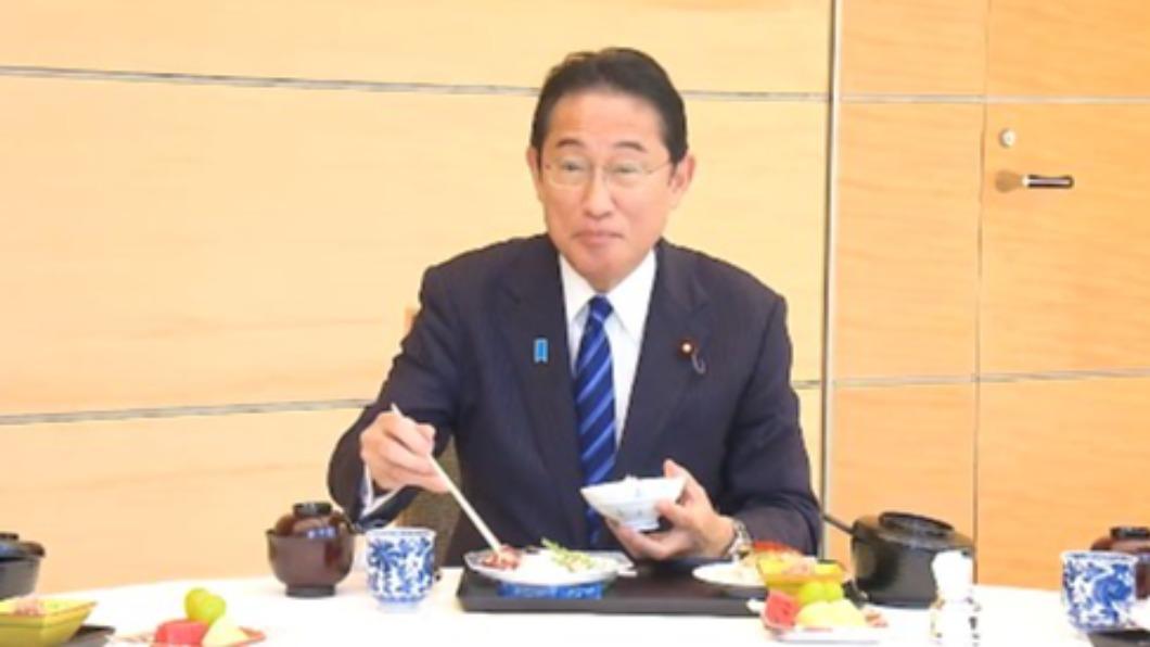 岸田文雄吃生魚片支持福島水產品。（圖／翻攝自@kantei推特）