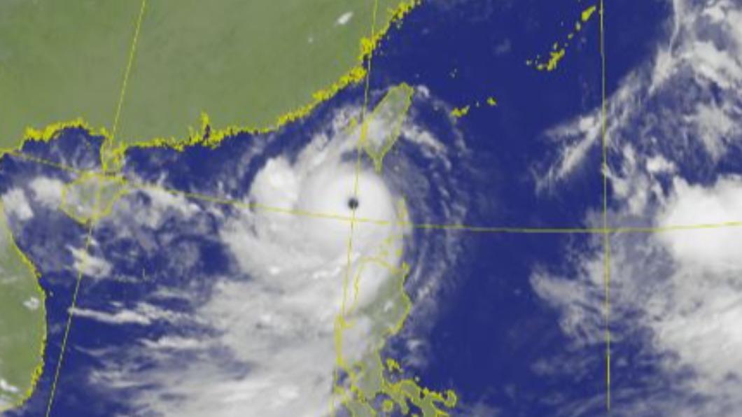 蘇拉颱風路徑南修，各地放颱風假機率雖降低，但8縣市明（31）日仍需提防劇烈風雨。（圖／翻攝自中央氣象局）