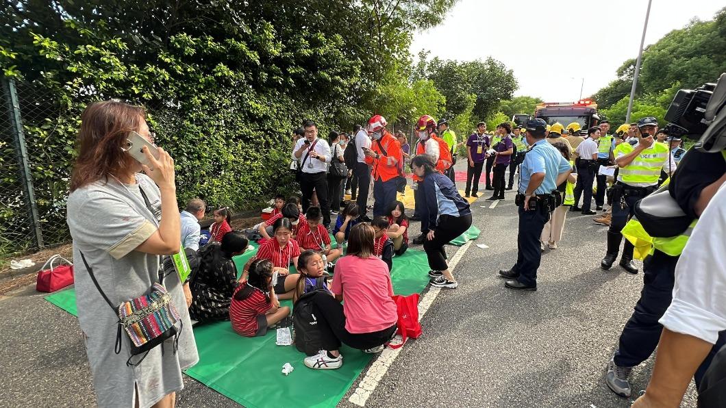 校車與雙層巴士相撞至少17人受傷。（圖／香港01）