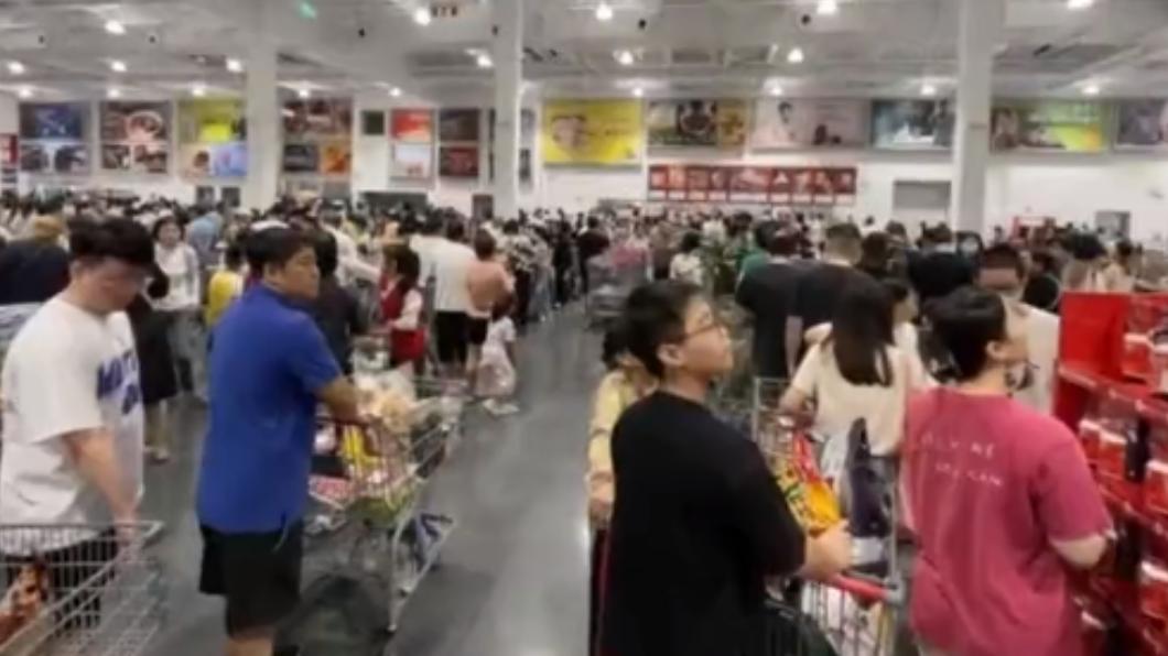杭州好市多今年8月底開業，賣場內人滿為患。（圖／翻攝自@chrislovesbball推特）