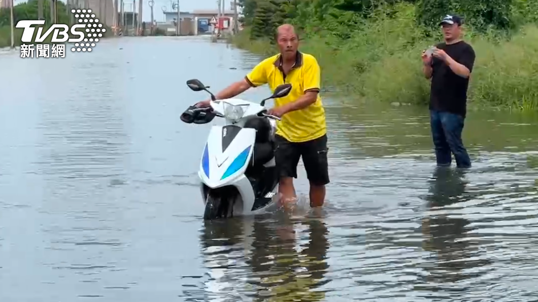 居民涉水而過。（圖／TVBS）