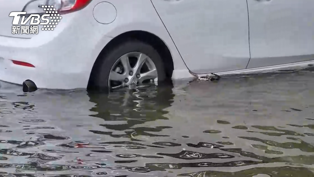 水淹半個輪胎高。（圖／TVBS）