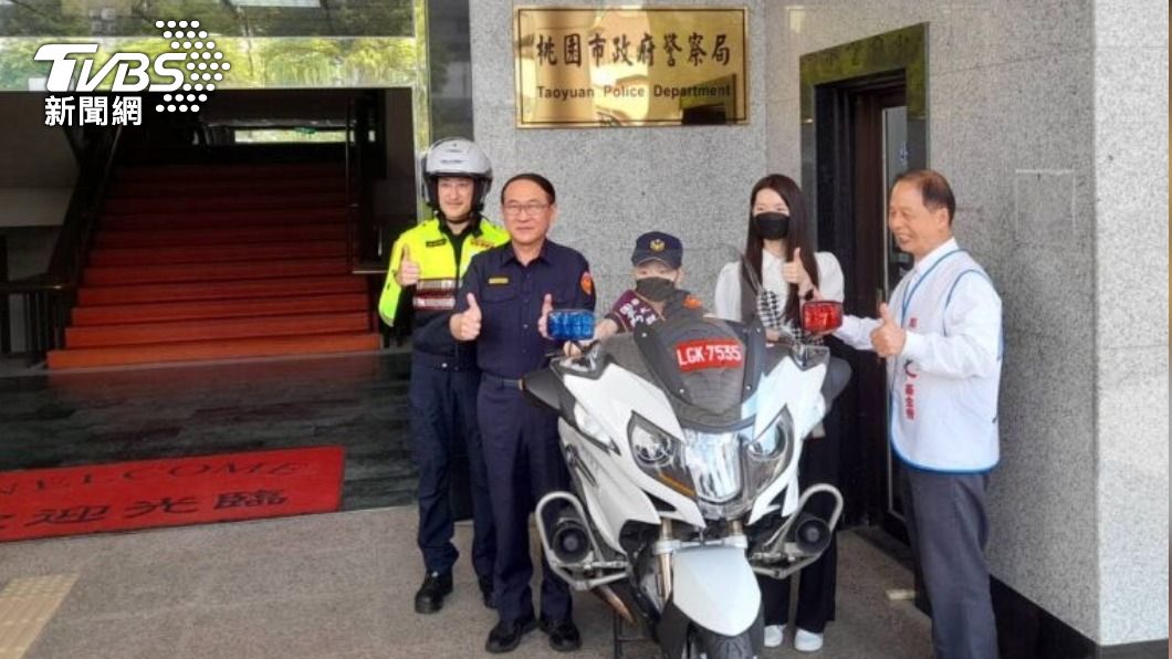 A police bureau made a young boy’s dream come true by allowing him to be an ’officer’ for a day. (TV Taoyuan police helps sick child achieve dream ’career’
