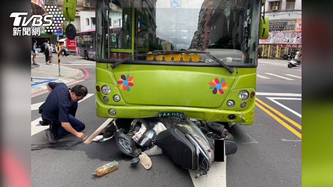黃男疑似闖紅燈，導致公車司機煞車不及直接撞上。（圖／TVBS）