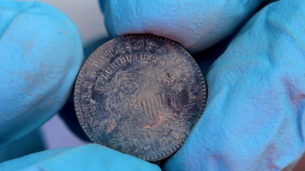 美國西點軍校考古學者從「時光膠囊」底部，挖出多枚200年歷史的古硬幣。（圖／翻攝自西點軍校粉專）