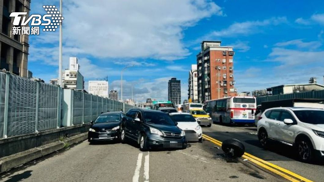 拖吊車已抵達現場將事故車拖離。（圖／翻攝即時監視器影像）