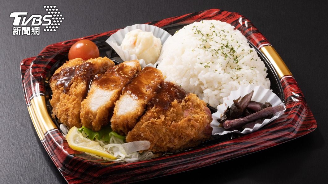 日本一名8旬老翁吃完有炸豬排、鹽烤鮭魚便當後6日因食物中毒身亡。（示意圖／shutterstock達志影像）
