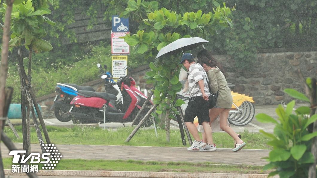 若是政府宣布颱風假，上班族只要居住地、工作地或上班路途任一地點停班，就可以不出勤。（示意圖，非當事人／黃城碩攝）
