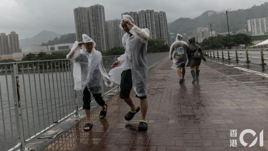 香港受颱風蘇拉影響狂風暴雨。（圖／香港01）
