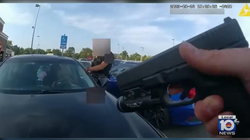 美國俄亥俄州警察在商場盤查車輛，非裔女駕駛拒絕下車，疑似開車衝撞而遭射殺。（圖／翻攝自WPLG Local 10新聞影片）