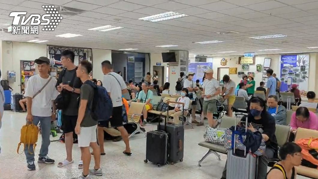 遊客擠爆蘭嶼機場，搶搭班機返台。（圖／TVBS）