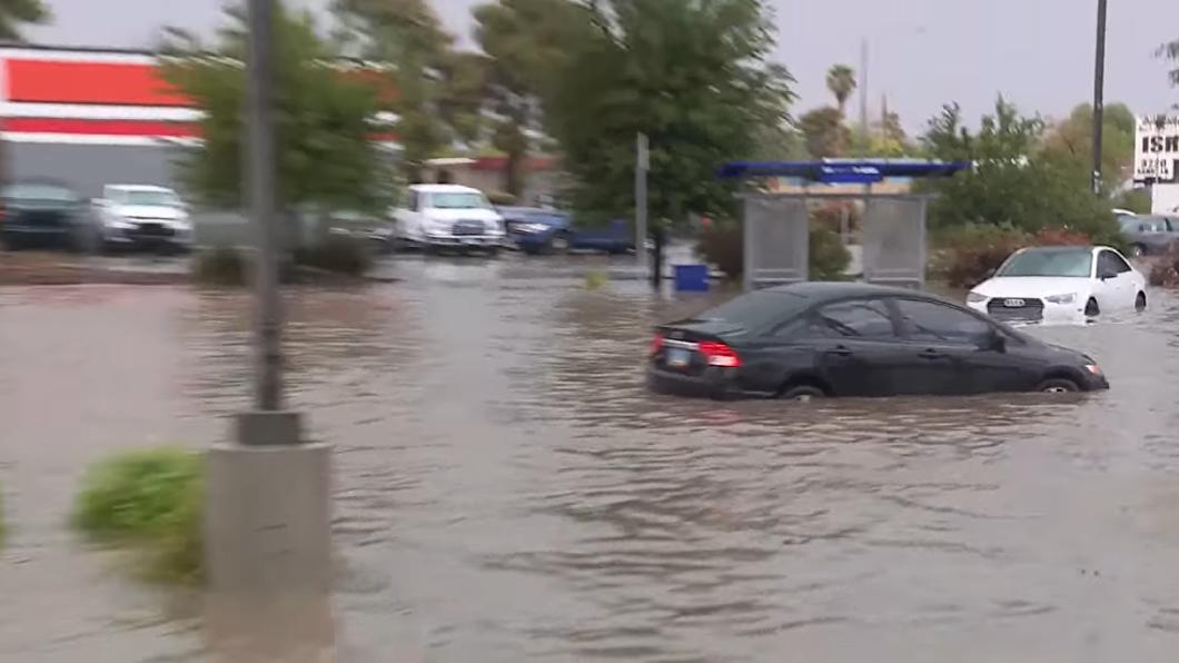 拉斯維加斯突然降下暴雨，造成當地多處淹水，讓居民措手不及。（圖／翻攝自KTNV Channel 13 Las Vegas）