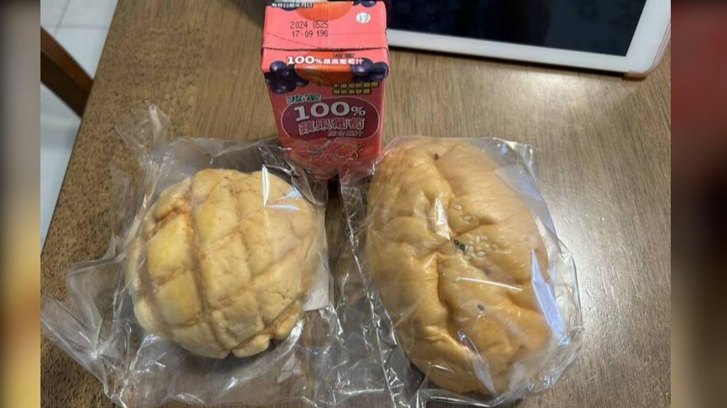 國小新生的學校營養午餐竟是「連啃菠蘿麵包」三天。（圖／民眾提供）