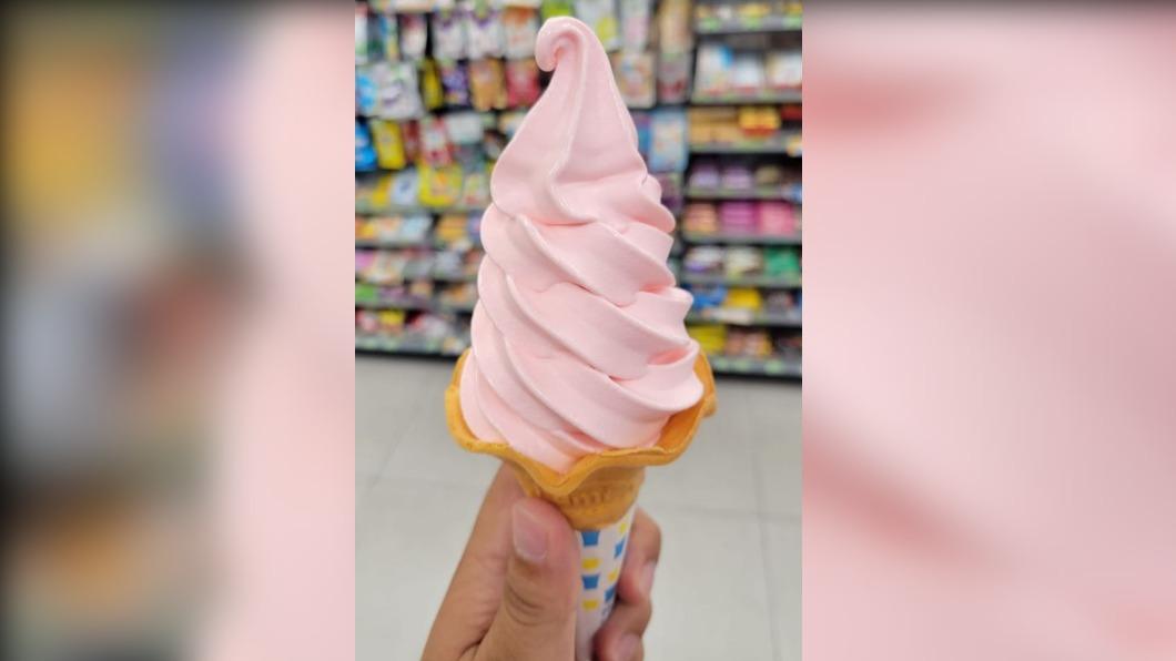 網友買到「夢幻芭比粉」霜淇淋。（圖／翻攝自全家便利商店 / 7-11 超商新品&好物分享區FB）