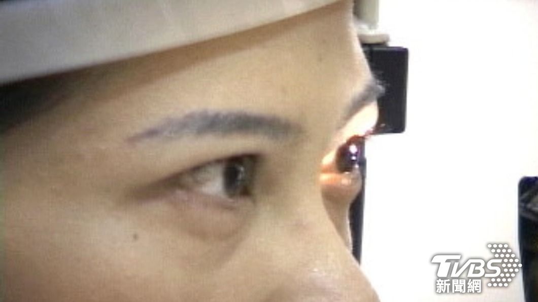 韓國一位女主播對紋眼線的結果不滿意，竟大鬧醫院。（示意圖／TVBS資料照）