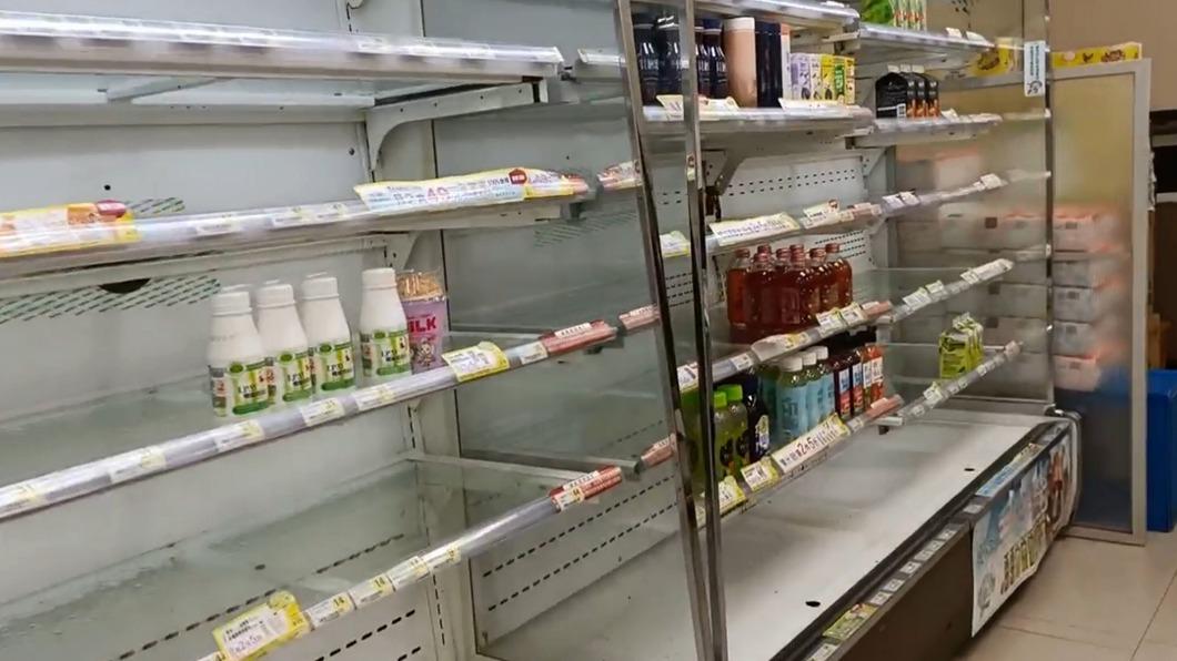 綠島超商食品類貨架幾乎被搶空。（圖／民眾提供）