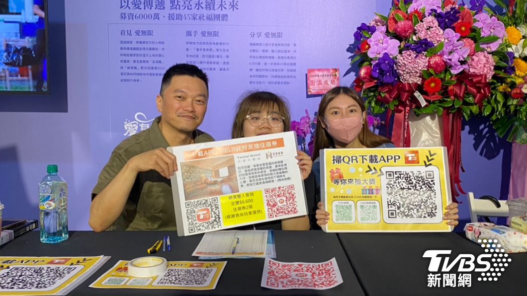 TVBS新聞網總編輯楊致中（左）帶領同仁邀集大家加入「TVBS新聞」。（圖／林彥君攝）