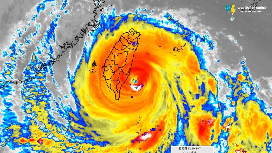 海葵颱風登陸前還是奮力的張開了颱風眼。（圖／翻攝天氣風險公司）