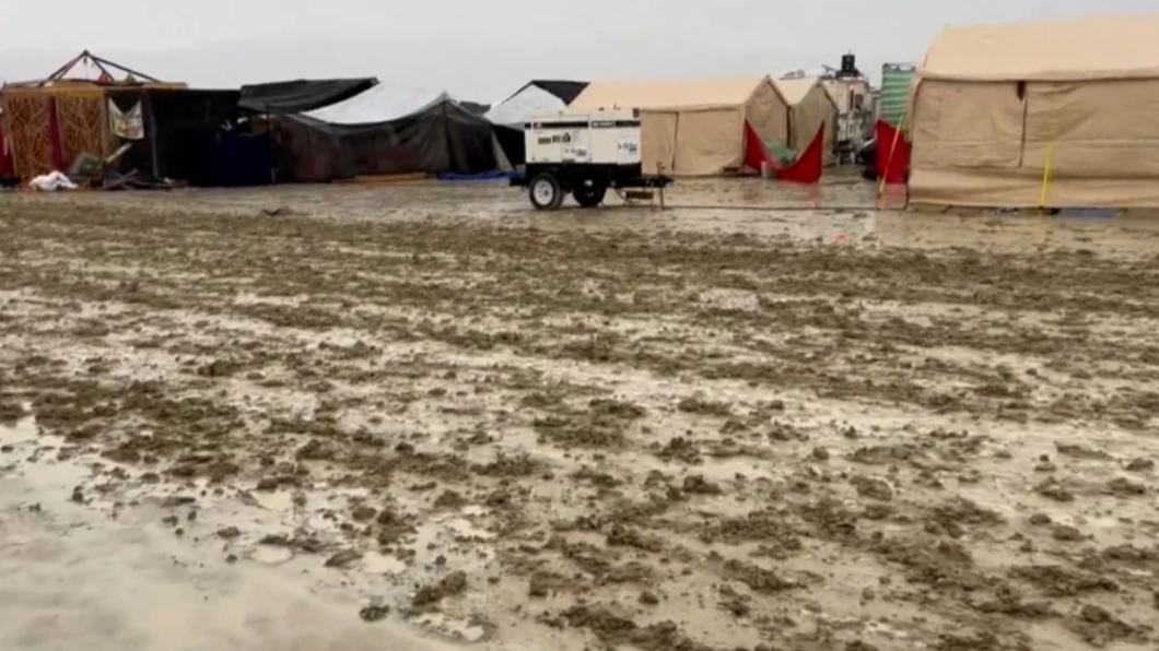 「火人祭」營地滿是泥濘，估計約有7萬人受影響。（圖／翻攝自《CNN》）