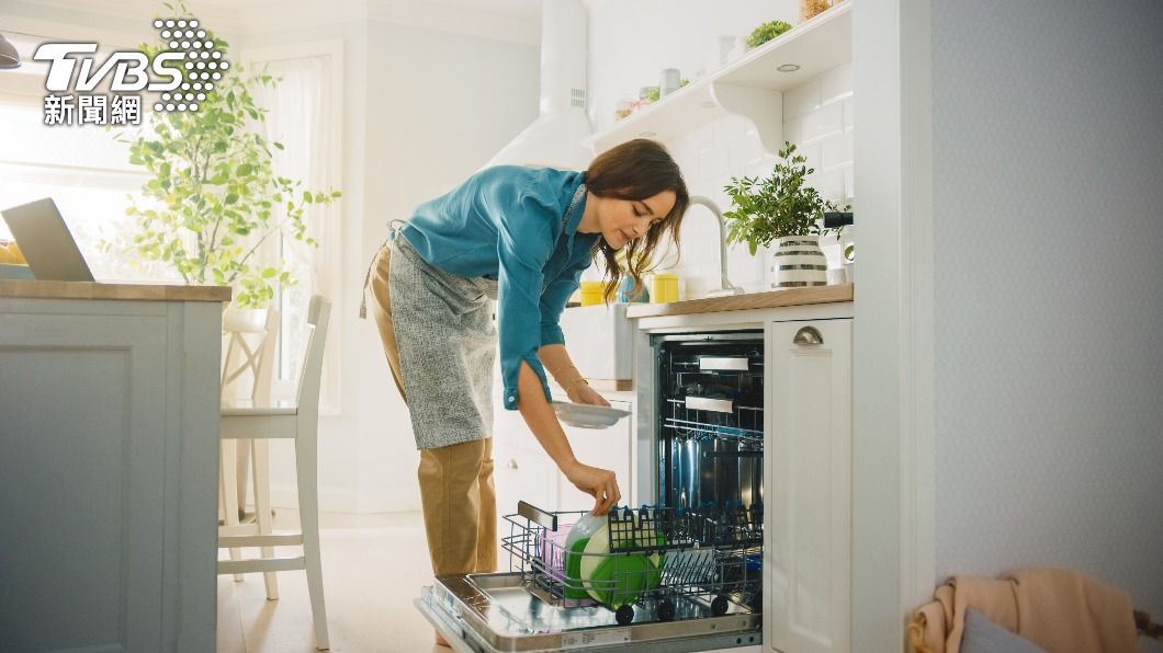 網路曾流傳「烘衣機、洗碗機、掃地機」是婚姻三寶。（示意圖／shutterstock 達志影像）