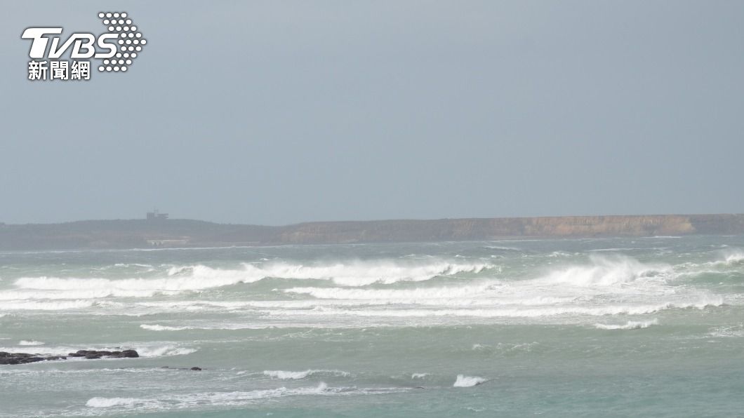 颱風海葵使澎湖風浪增強嚴禁觀浪垂釣。（圖／中央社）